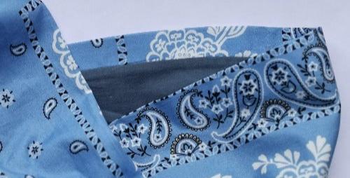La jolie doublure du bandana chimio bleu ciel lui donne une note de fantaisie La jolie doublure du bandana chimio bleu ciel lui donne une note de fantaisie