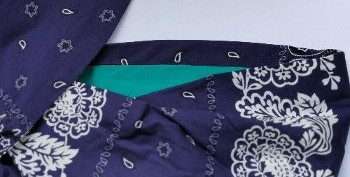 La jolie doublure du bandana chimio bleu marine lui donne une touche de fantaisie La jolie doublure du bandana chimio bleu marine lui donne une touche de fantaisie