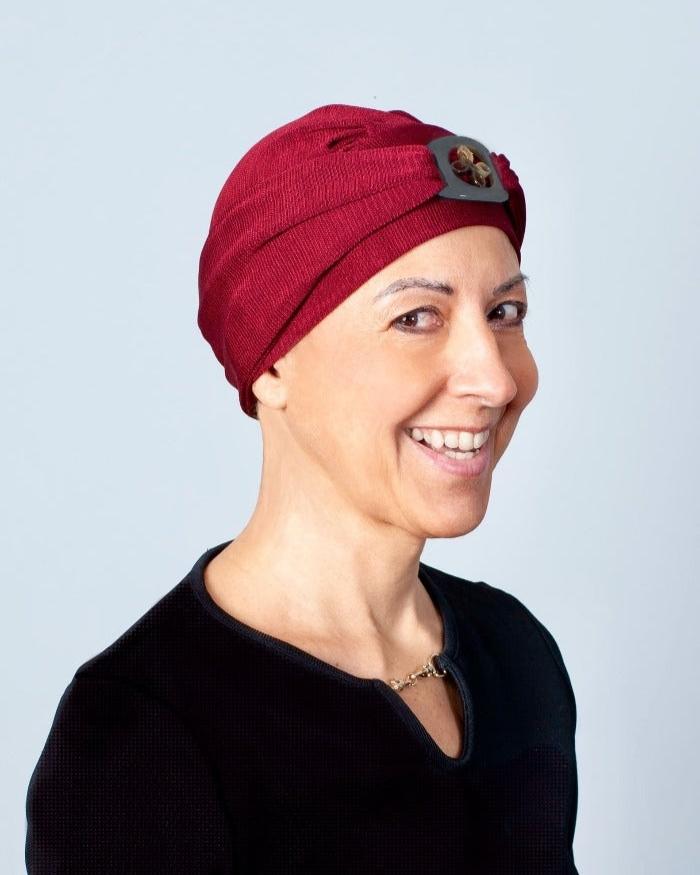 La forme du bonnet chimio à boucle laquée apporte le volume idéal La forme du bonnet chimio à boucle laquée apporte le volume idéal