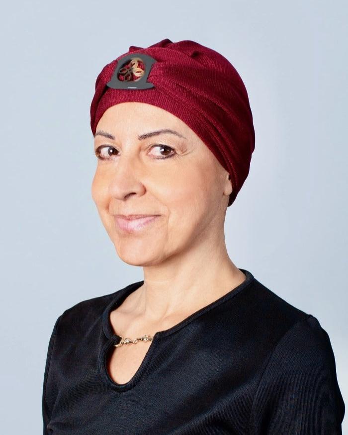 Le bonnet chimio bordeaux à boucle laquée s'accorde facilement à vos tenues Le bonnet chimio bordeaux à boucle laquée s'accorde facilement à vos tenues