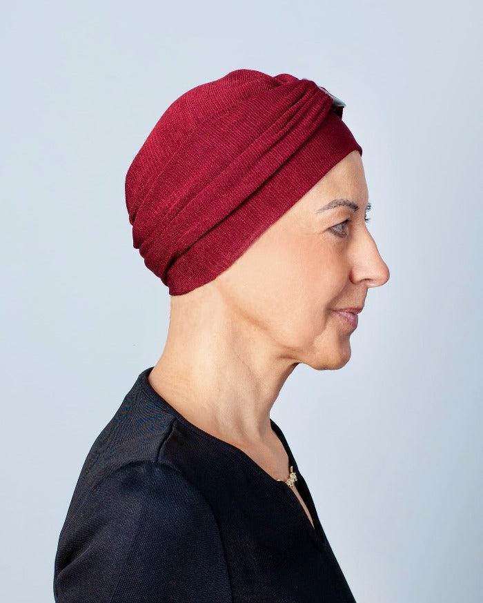 Le bonnet chimio bordeaux à boucle laquée est en jersey pour une tenue impeccable Le bonnet chimio bordeaux à boucle laquée est en jersey pour une tenue impeccable