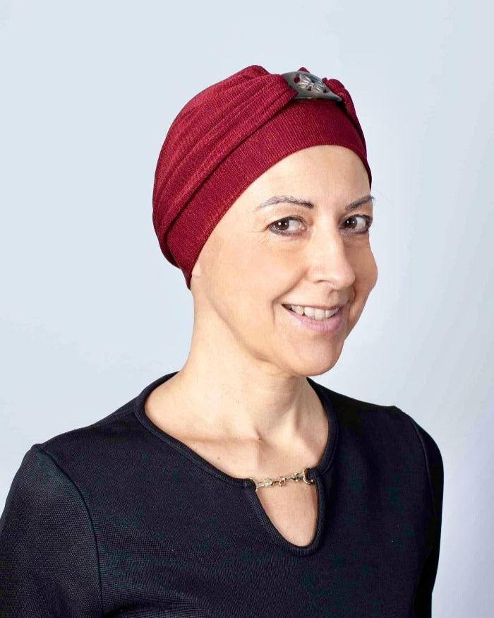 Le bonnet chimio bordeaux à boucle naturelle s'accorde facilement à vos tenues Le bonnet chimio bordeaux à boucle naturelle s'accorde facilement à vos tenues