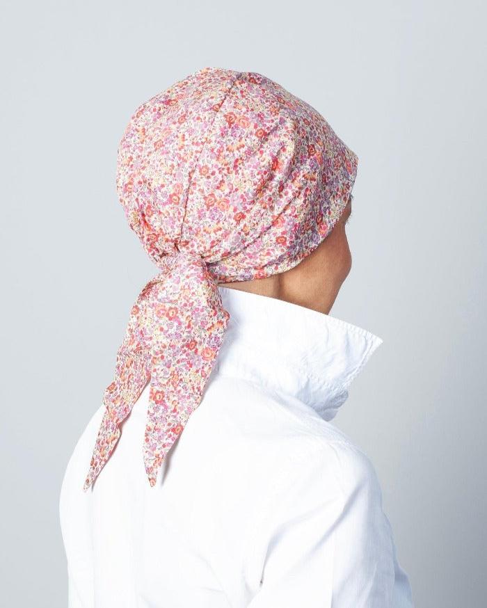 Foulard noué chimio Liberty aux tons délicats de rose et orange Foulard noué chimio Liberty aux tons délicats de rose et orange