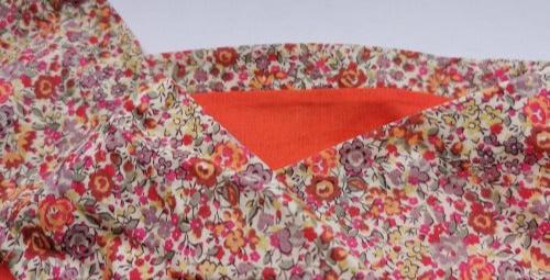 La jolie doublure du foulard noué chimio Liberty donne une note de fantaisie La jolie doublure du foulard noué chimio Liberty donne une note de fantaisie