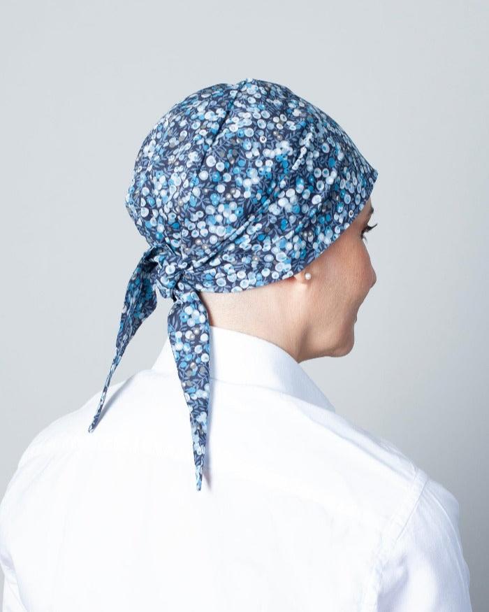 Foulard noué chimio Liberty aux tons délicats de bleu Foulard noué chimio Liberty aux tons délicats de bleu