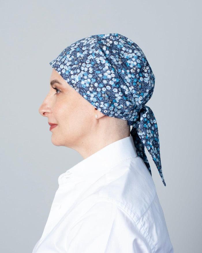 Beauté intemporelle du tissu Liberty Wilshire pour ce foulard noué chimio Beauté intemporelle du tissu Liberty Wilshire pour ce foulard noué chimio