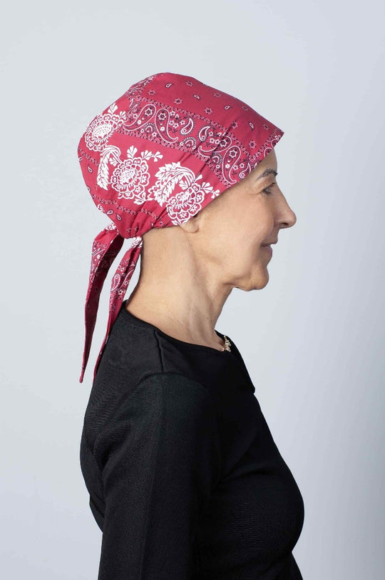 Le bandana chimio rouge très naturel, formé pour apporter du volume à la tête