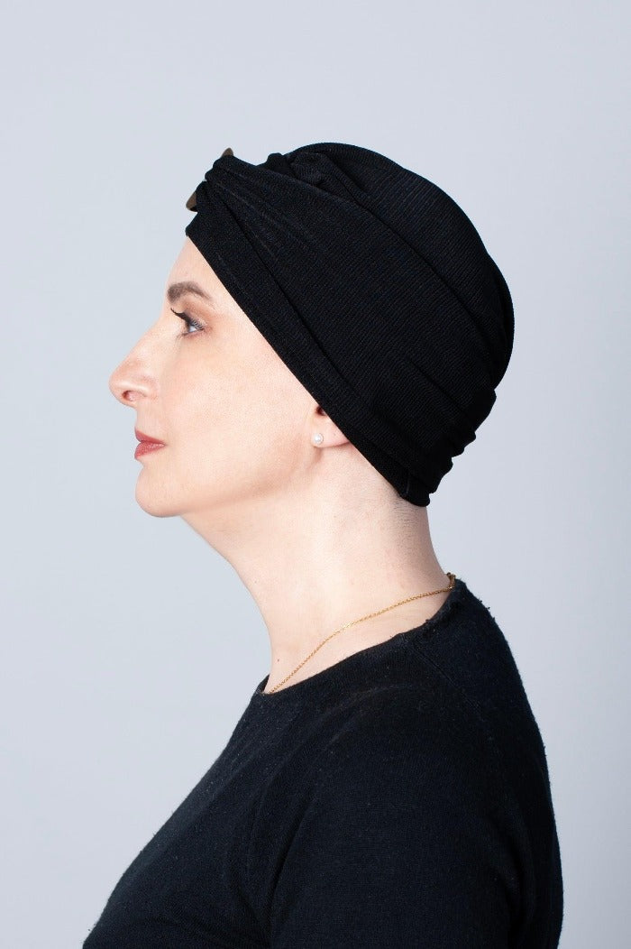 le bonnet chimio noir à boucle naturelle est en jersey pour une tenue impeccable