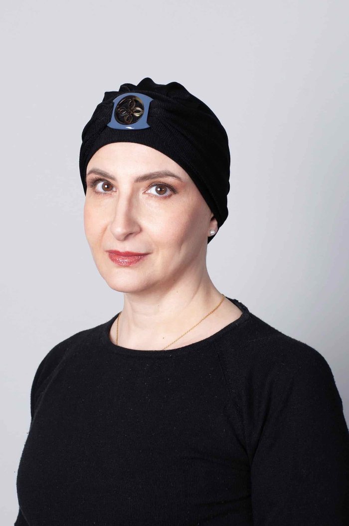 Le bonnet chimio noir à boucle laquée s'accorde facilement à toutes les  tenues