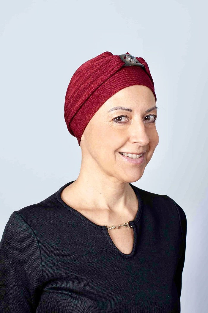 Le bonnet chimio bordeaux à boucle naturelle s'accorde facilement à vos tenues