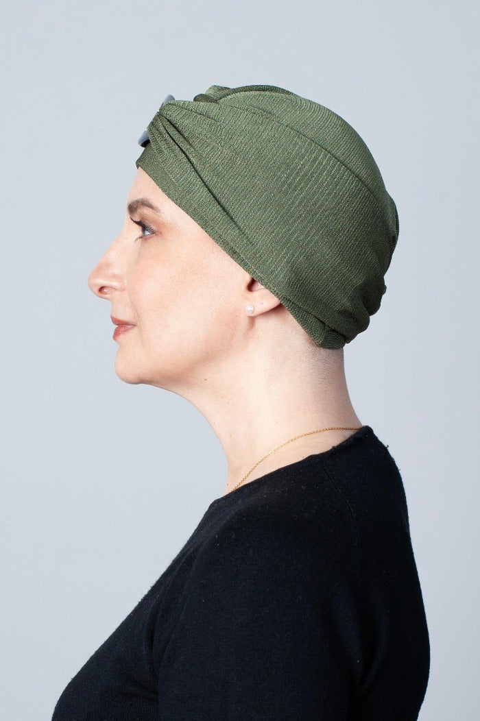 Le bonnet chimio kaki à boucle naturelle est en jersey pour une tenue impeccable