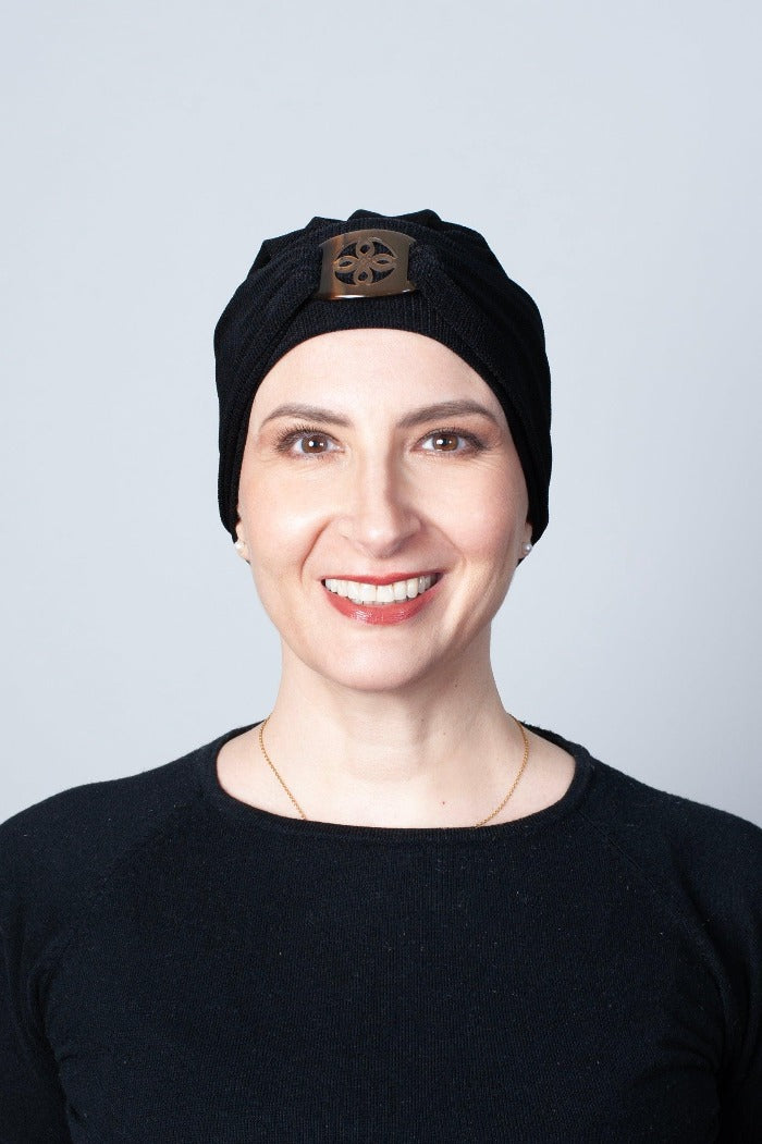 Le bonnet chimio noir à boucle naturelle s'accorde facilement à toutes les tenues