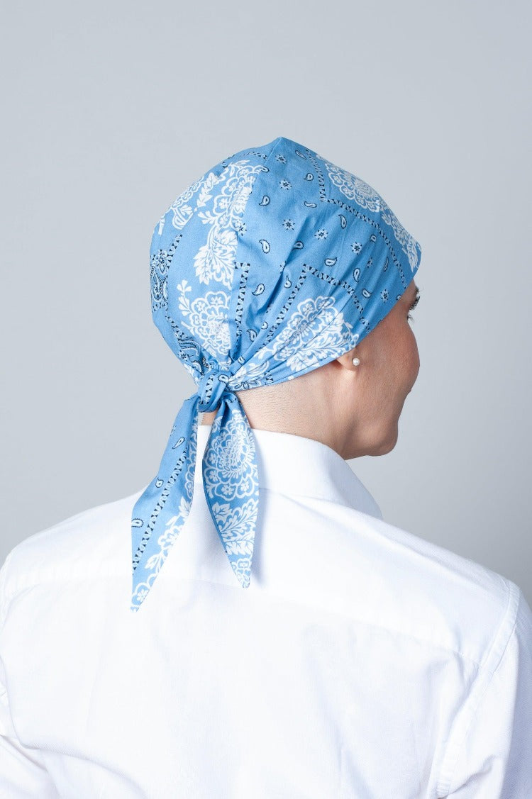 le bandana chimio bleu ciel très naturel formé pour apporter volume à la tête