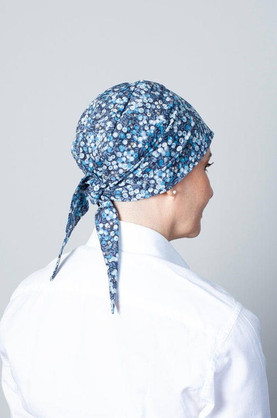 Foulard noué chimio Liberty aux tons délicats de bleu