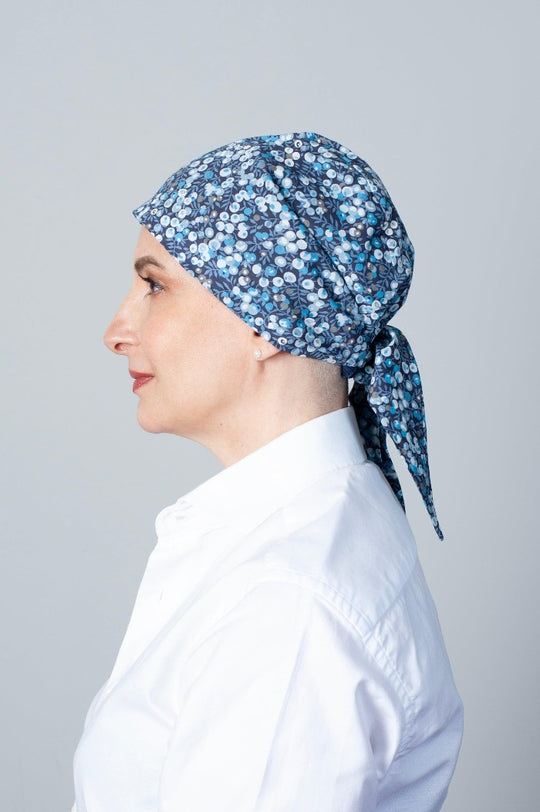 Beauté intemporelle du tissu Liberty Wilshire pour ce foulard noué chimio