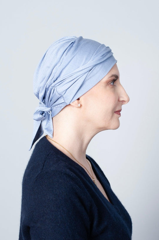 La soie de ce turban chimio bleu gris est en jersey pour une tenue impeccable