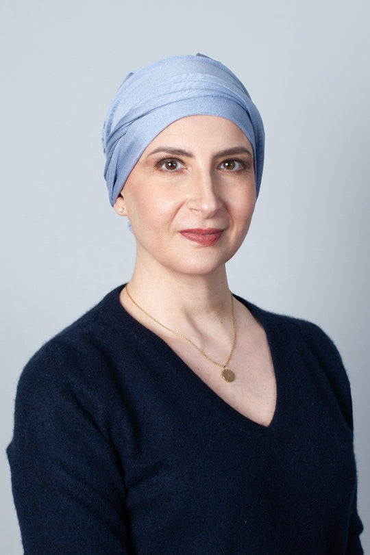 Ce turban chimio bleu gris apporte à la peau les bienfaits de la soie