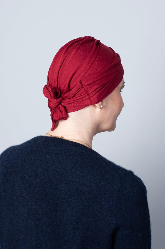 La soie de ce turban chimio bordeaux est en jersey pour une tenue impeccable