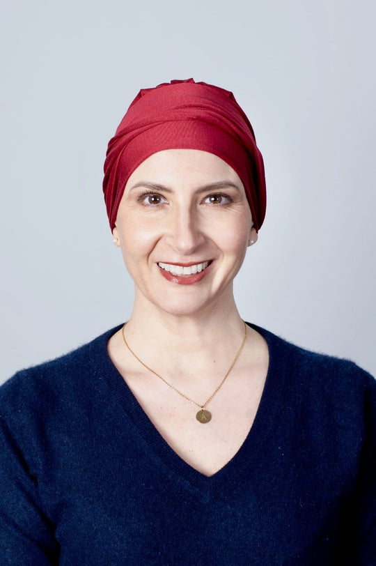 Le turban chimio en jersey de soie bordeaux combine confort et beauté 