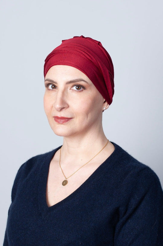 Ce turban chimio bordeaux apporte à la peau les bienfaits de la soie