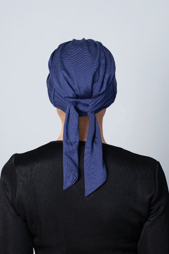 Turban chimio en soie bleu marine d’une douceur et d’un maintien exceptionnels