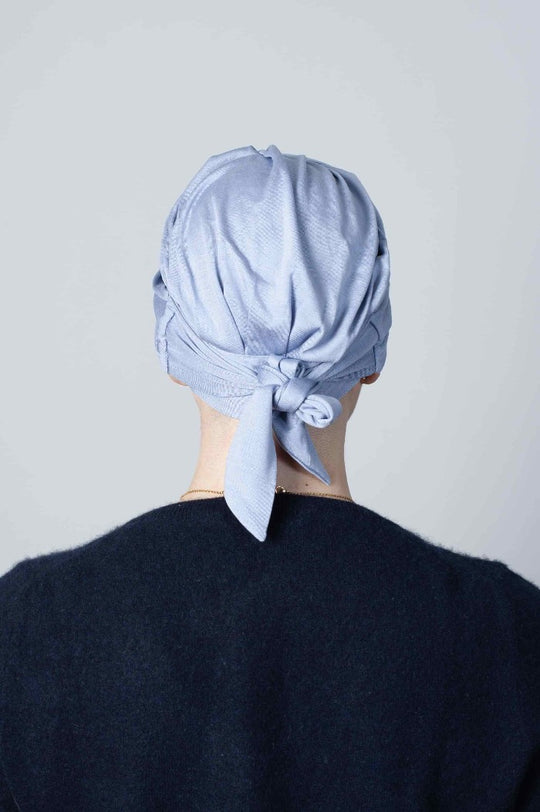 Turban chimio en soie bleu gris d’une douceur et d’un maintien exceptionnels